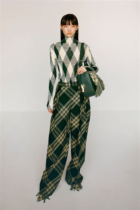 burberry 高爾夫球色|集優雅與輕盈之美！Burberry 2024 秋季系列根植英倫 .